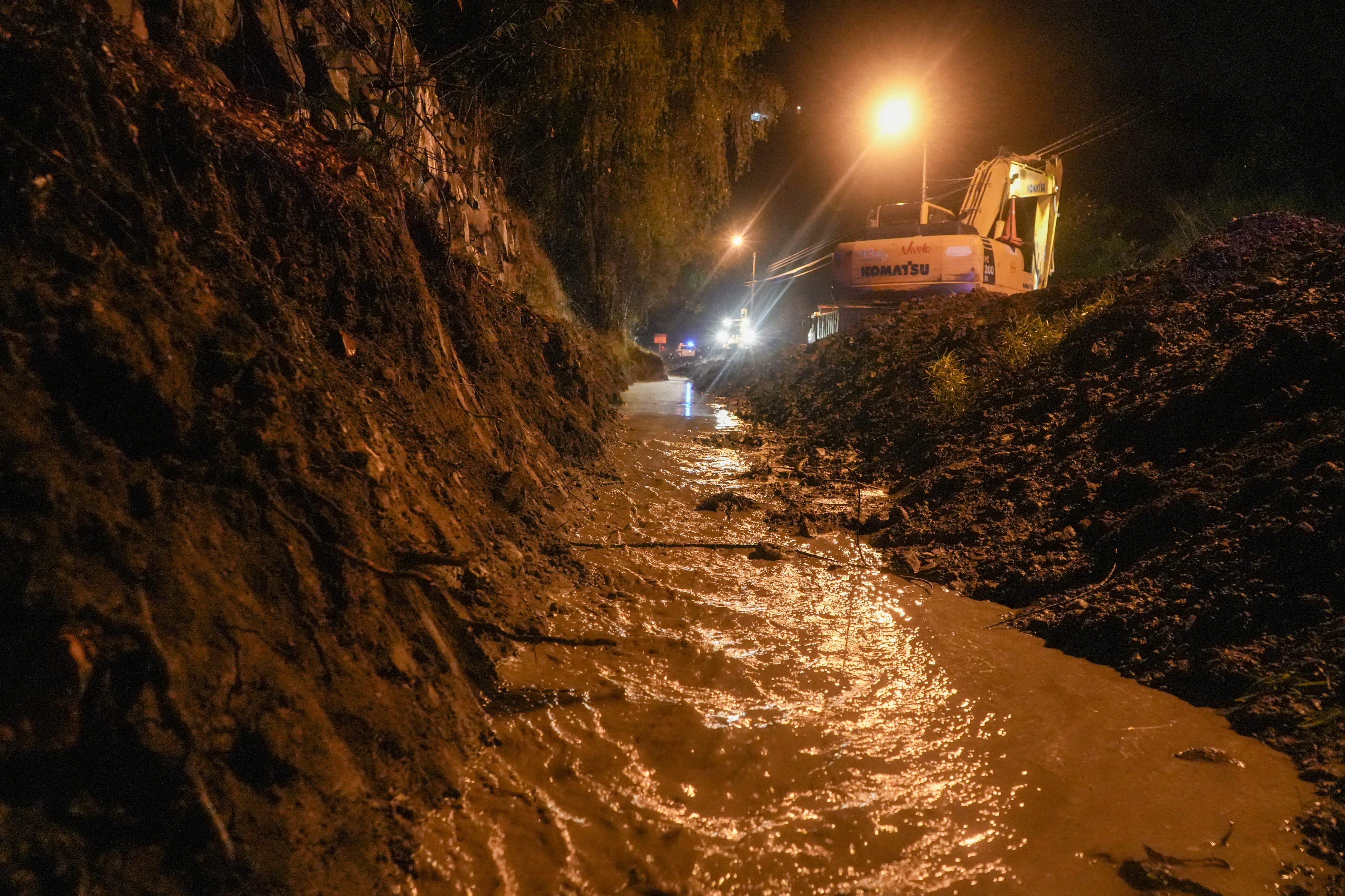 PREFECTURA DE AZUAY APOYA EN EMERGENCIA PRESENTADA EN EL DESCANSO