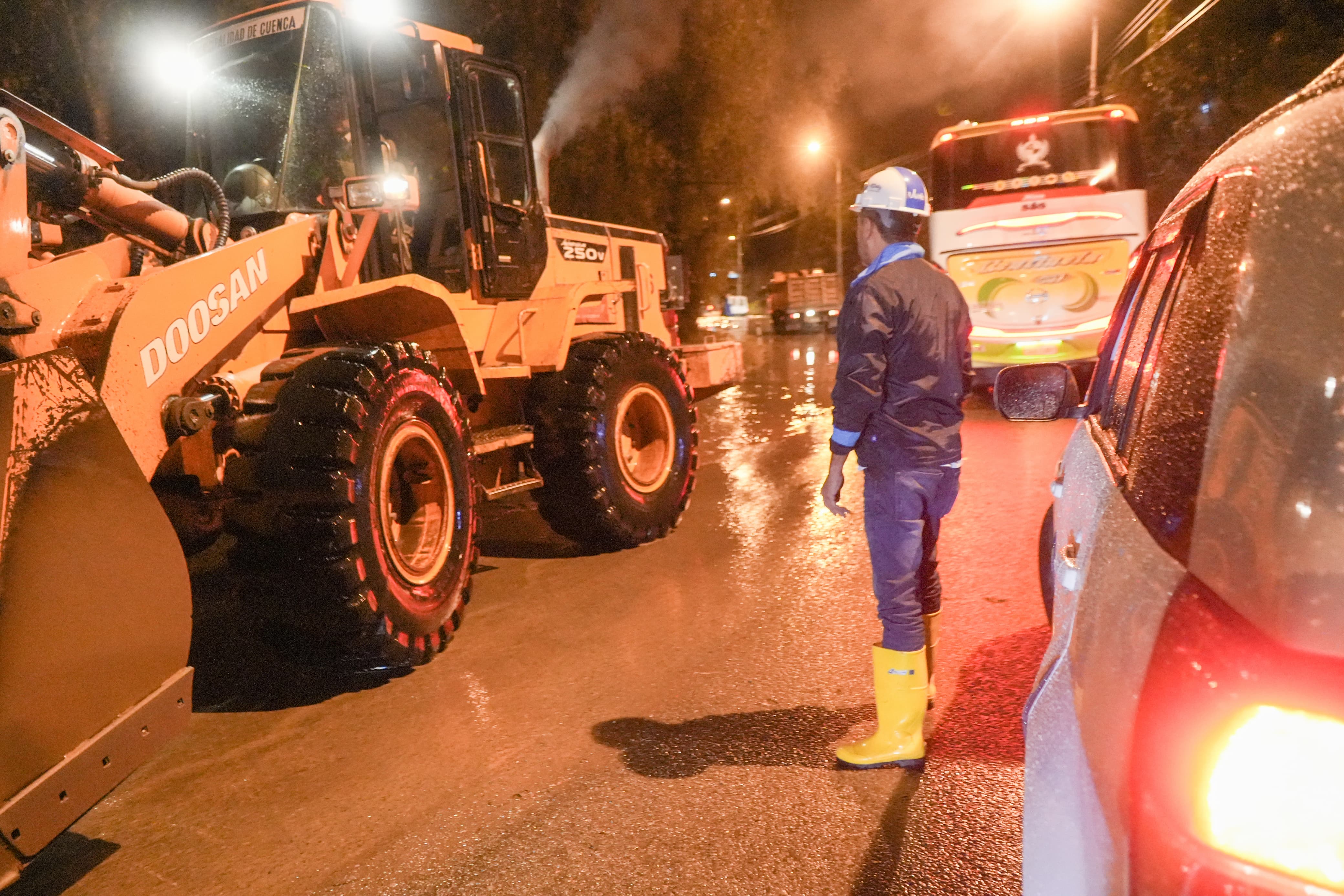 PREFECTURA DE AZUAY APOYA EN EMERGENCIA PRESENTADA EN EL DESCANSO